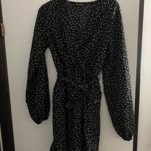 KLÄNNING - Superfin klänning i DRÖMMIGT tyg!! Band i midjan och långa ärmar!! Perfekt för sommaren! Passar nog även större och mindre! 