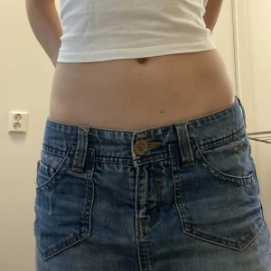 Jeanskjol - Så cool lågmidjad jeanskjol från Esprit med coola fickor och detaljer🤩  Perfekta kjolen till sommaren. Är osäker på storleken, den sitter lågmidjat på mig som har storlek s-xs, tror även den skulle passa större storlekar också. 😊 Kontakta vid frågor! 