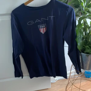 Gant tröja - Köpt på gant i Barkarby använt fåtal gånger skick10/10. Storlek m men passar nog s Nypris 800 kr mitt pris 200 kr