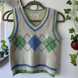 Söt Rutig väst - Supergullig rutig väst från stradivarius i stl xs, men skulle säga att den även fungerar på S. Skriv om du har frågor :)