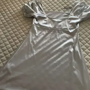 Silver grå satin klänning som är aldrig använd, storlek L 