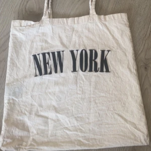 Tygväska  - En väska från brandy Melville, bra material o ryms många saker i den. Passar till allt❤️köpte för runt 120 säljer för 60! Går att pruta!!