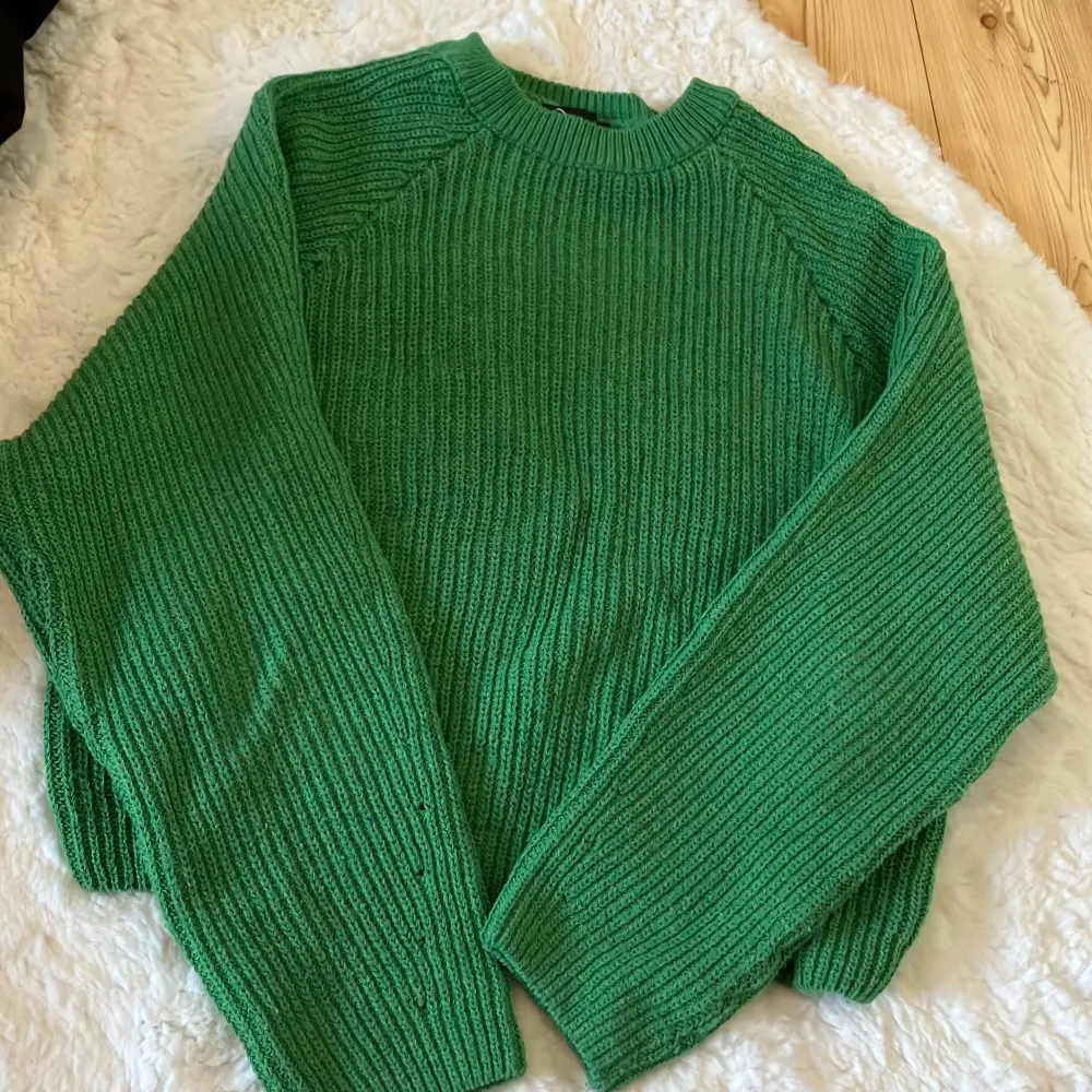 Grön stickad tröja i nyskick som är använd max 3 ggr. kommer ej till användning dock. (Köparen står för frakt!). Stickat.