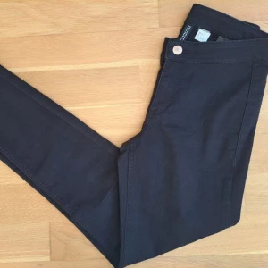 Svarta jeans  - Säljer ett par H&M divided jeans i storlek 34/XS. Pris. 100kr + frakt. Betalning sker via SWISH och jag skickar enbart med posten. Referenser finns från mina tidigare köpare. Skicka PM vid intresse :)