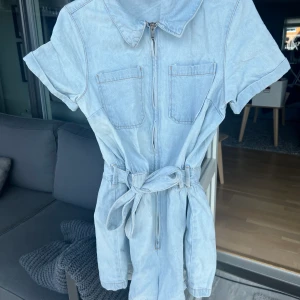 Jeansjumpsut - Jeans jumpsut från hm storlek 38 sitter så snyggt på💗