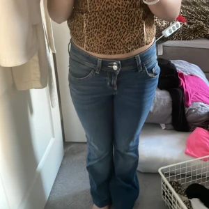jeans - jätte fina jeans från h&m lågmidjade kom priv för måtten och har inte använt någon gång men jag har bara provat💋