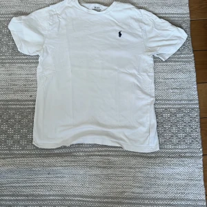 Ralph Lauren T-Shirt - Vit Ralph lauren T-Shirt. Bra skick. Pris kan diskuteras.
