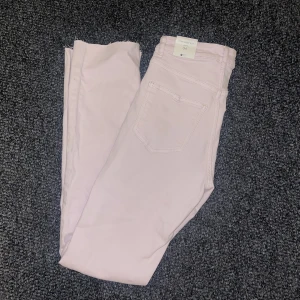High waist slit - Ljusrosa jeans från gina tricot med slit, helt nya med lapparna kvar på.