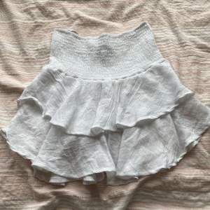 Säljer denna kjol då den inte kommer till användning längre, man kan ha den både som kjol och som topp (se bild 3)💕 Köpare betalar frakt Skriv för mer information 