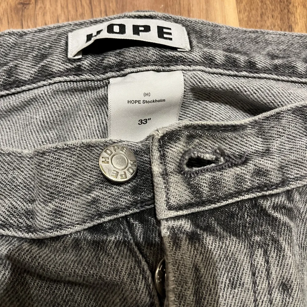 Hope jeans, riktigt snygga och inga synliga defekter. De är lite insydda nere vid benen, men det fortfarande baggy/regular i passformen.. Jeans & Byxor.