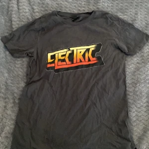 T-shirt från Gina Tricot - Mörkgrå t-shirt med tryck från Gina. Står Xs men funkar som S. Ny. 