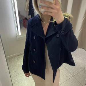 Kappa - Kort marinblå kappa från hm, den är köpt på Plick och jag säljer för att den var för liten för mig🥰 Bilden är lånad, det är bara skriva om du undrar något!🤍