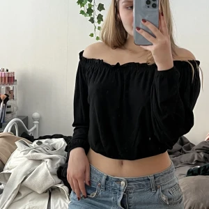 Off-shoulder topp - Väldigt fin och luftigt topp från Pins & Needles via Urban Outfitters. Den kan antingen vara helt av axlarna som på första bilden eller lite högre upp som på andra bilden.  I princip nyskick!! Knappast använd.  Köpt för runt 300kr.  Har stretch!