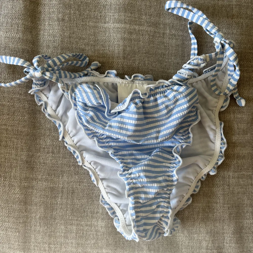 Smockad bikiniunderdel från H&M, aldrig använd. Storlek 36💙. Övrigt.