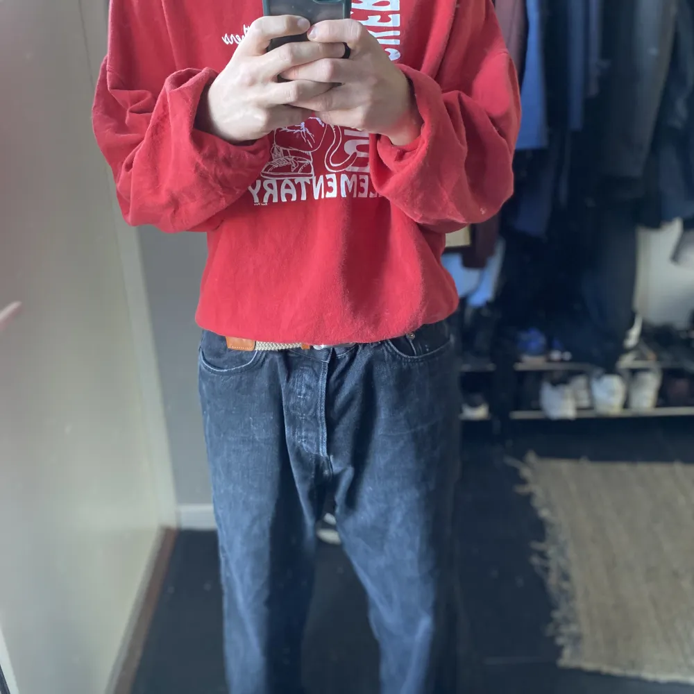 Röd Vintage sweatshirt med okänt märke. Den har ett snyggt vitt tryck. För referens är jag 185 cm och 75kg. Jag skulle uppskatta storleken som en M/L  Pris kan prutas om du köper andra produkter från min plick. Hoodies.