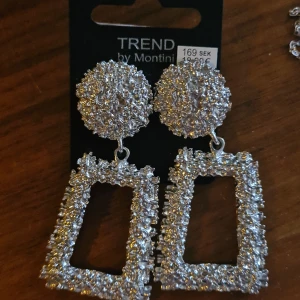 Örhängen - Silverfärgade örhängen från ur&penn, endast testade. Köpta för 170 kr. Tar bara swish.