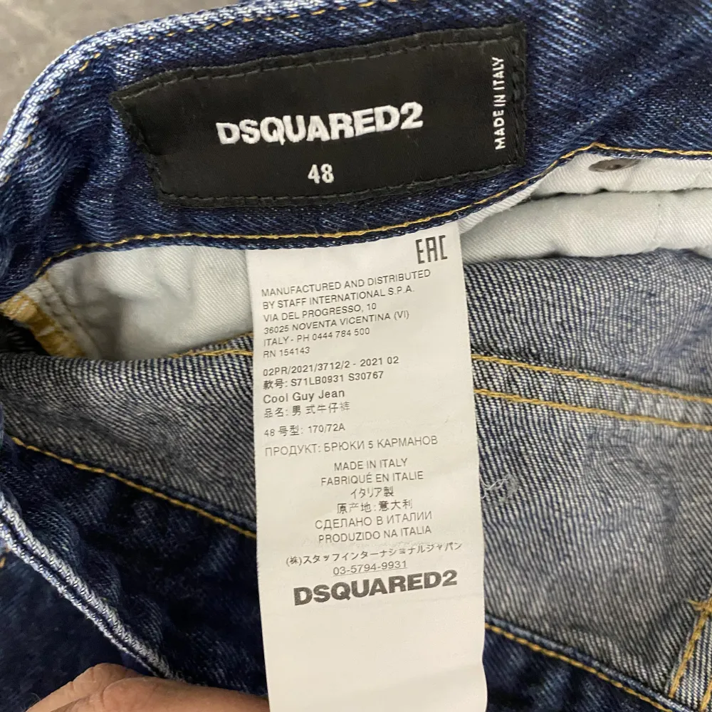 Säljer ett par äkta Dsquared2 jeans i färgen blå! Köpta på ABCD märkesbutik i Göteborg! Använda men i fint skick! Säljer på grund av tappat intresse☀️. Jeans & Byxor.