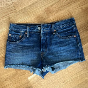 Levi’s shorts - Skitsnygga mörkblå Levis shorts. Perfekta till sommaren. Passar mig som är XS/S. Säljer på grund av att jag har två par likadana💗