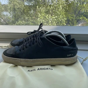 Axel Arigato skor 42 - Säljer dessa använda Arigatos i storlek 42 som är prefekta till sommaren | Nypris: 2800 kr | Budgivningen kickar igång på 50 kr | Hör av er vid minsta fråga eller fundering :)