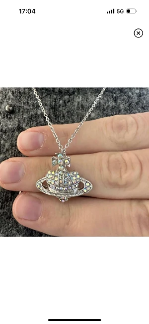 Halsband - Halsband som verkligen ser ut som vivianne westwood. Det är tyvärr inte äkta men ser väldigt äkta ut. 