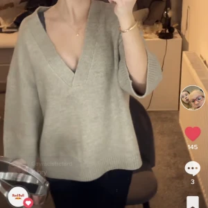 Trekvartsärmad tröja.  - Säljer denna jättefina stickade trekvarts ärrade tröjan. I nyskick då jag bara använt den en gång (mina bilder). Perfekt nu till sommarn och typ kalla sommarkvällar med en kjol. Hör av er vid intresse💗 (Slutsåld) Priset kan diskuteras, nypris 599kr 