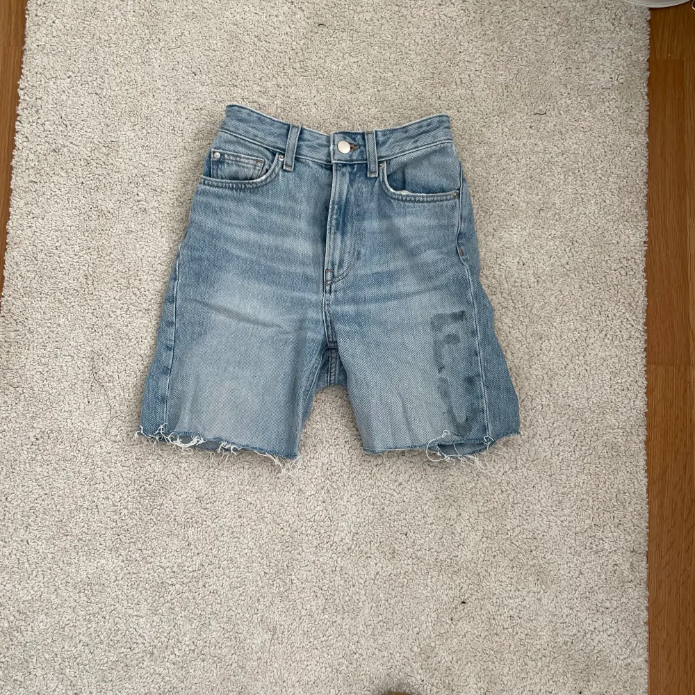 Blå jeans shorts som från grunden är ett par jeans från HM. Har sedan innan suttit ett tryck på benet som är borttaget (därpå ”fläcken”)   Högmidjade !   50kr (står inte för frakten) . Shorts.