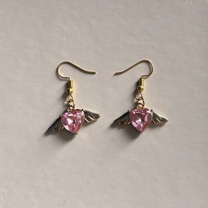 öronhängen🍒 - as gulliga guld & rosa öronhängen som jag har gjort<3 skriv om du har frågor eller om du vill ha fler bilder🪽🎀pris runt40-50kr + frakt💋