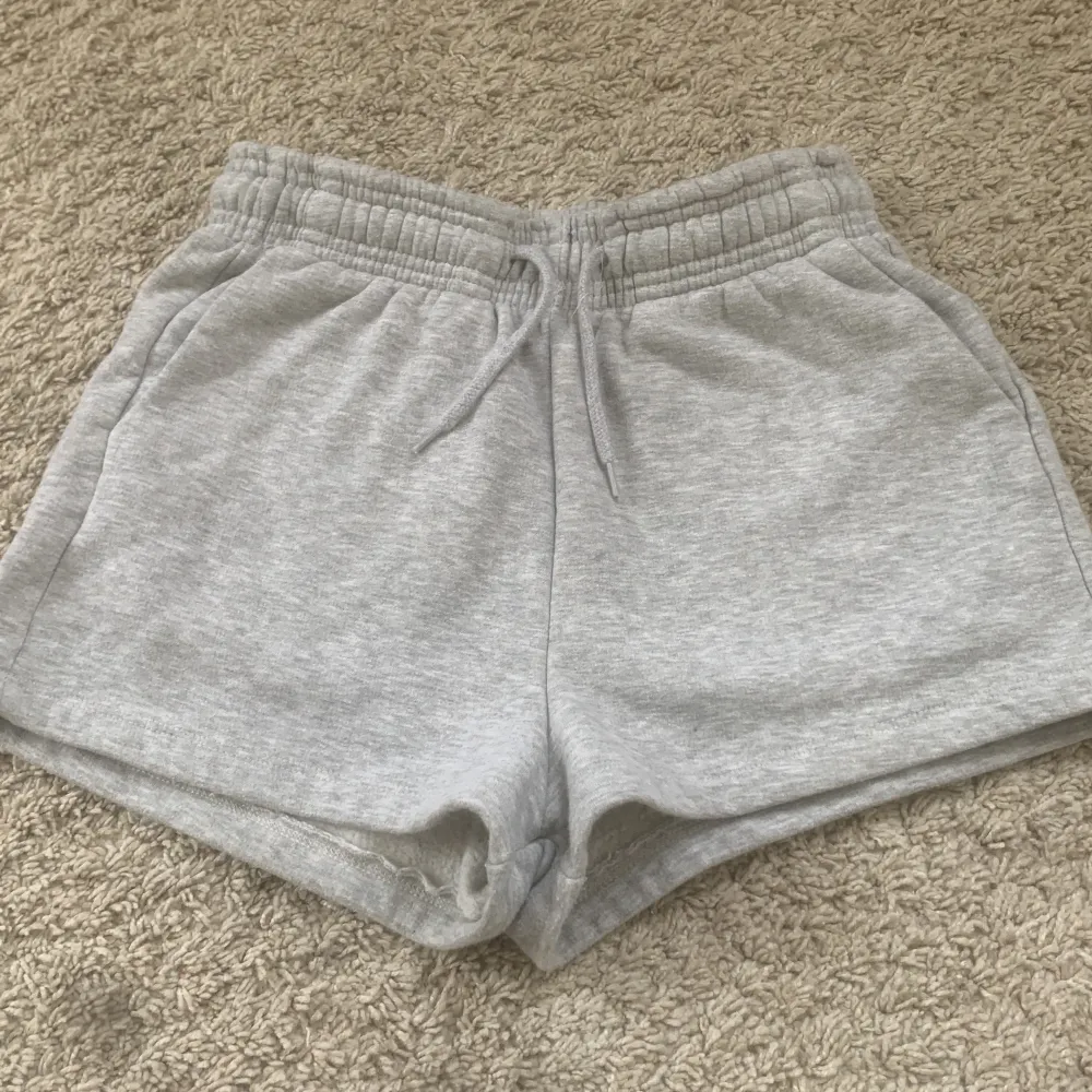 Jag säljer de här gråa mjukis shorts från lager 157 i bra skick❤️. Shorts.
