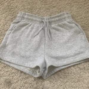 Jag säljer de här gråa mjukis shorts från lager 157 i bra skick❤️