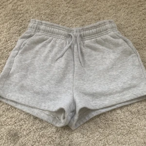 Gråa shorts  - Jag säljer de här gråa mjukis shorts från lager 157 i bra skick❤️