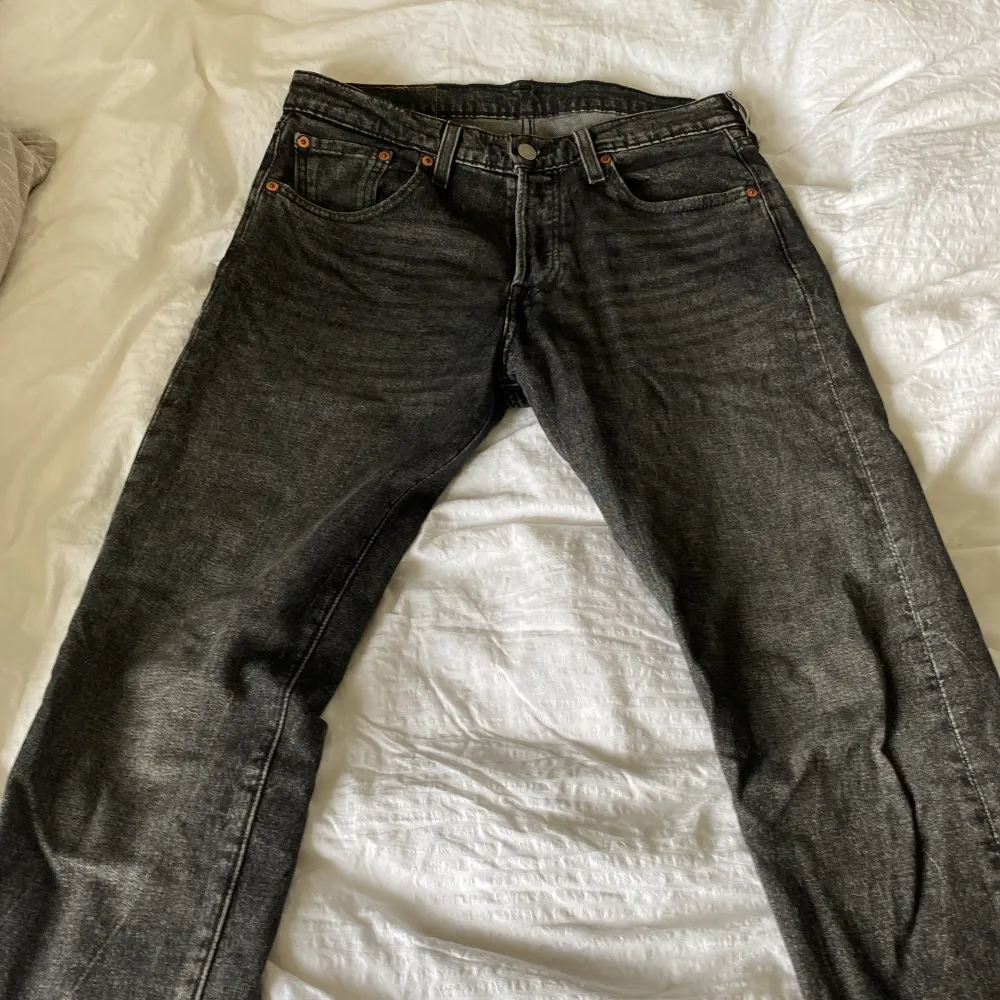 Ett par svarta Levis 501 med snygg tvätt Storleken är 30/34 . Jeans & Byxor.