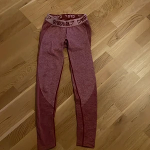 Gym Shark tights  - Gym Shark tights , ej hög midja. Formad bak till . 