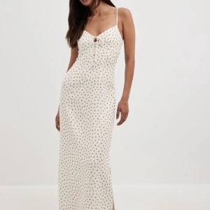 Klänning NA-KD  - Superfin sommrig klänning från NA-KD. Helt slutsåld på hemsidan. Stolek 32, skriv privat för fler bilder💓