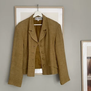 Mari Philippe - Kavaj från Mari Philippe Sitter snyggt oversized på mig som är en xs, men är märkt i strl 42🌷