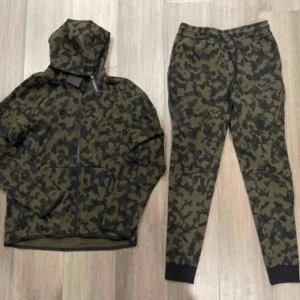 Nike Tech Fleece Old Season - Nike tech fleece old season green camo. Skick 7/10 höljet på snöret i byxorna är av resten är i perfekt skick