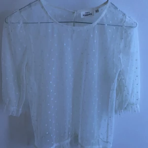 Sommartopp  - Säljer min oanvända blus/tröja/topp från Kappahl. Den är i storlek 158-164cm alltså ungefär xs/s. Jag är cirka 170cm och sitter bra på mig. Den är i fint skick!!💕