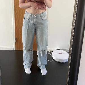 Fina jeans med hål från Gina tricot! Knappt använda på grund av att dem är för stora för mig! Då dem är i storlek 42 och jag är normalt 40 därför sitter dem lite oversized på mig. 💕