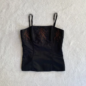 Svart linne - Linne i lite korsettmodell med broderat mönster framtill och pärlor, vintage Vila! 💛