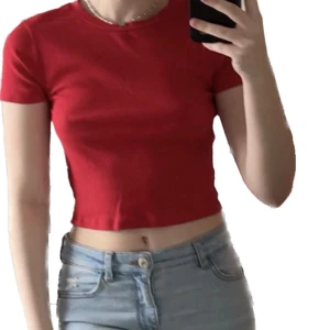 Röd topp - En fin röd topp i nyskick, nästan aldrig använd förrutom för att ta dessa bilder då det inte är min stil. Ställ gärna frågor🩵