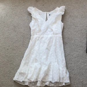 Klänning - As snygg klänning, kommer inte ihåg var den är ifrån för lappen är avklippt  Använd 1 gång så den är i nyskick Öppen i ryggen  Pris kan diskuteras 