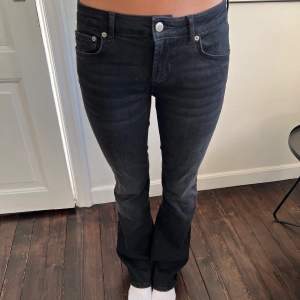 Lågmidjade zara jeans i bootcut modell. De är i stl 36 och är nästan aldrig använda pga att de är förstora.😊💓❤️
