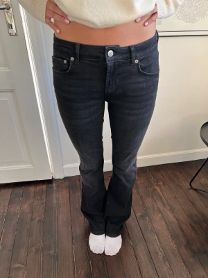 Zara jeans - Lågmidjade zara jeans i bootcut modell. De är i stl 36 och är nästan aldrig använda pga att de är förstora.😊💓❤️