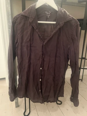 Linneskjorta - Säljer en linneskjorta från massimodutti. Storlek medium. Brun färg.