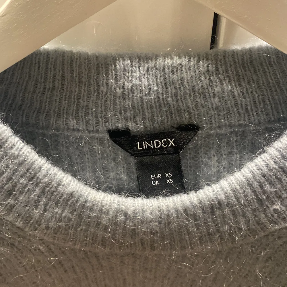 Säljer denna jättefina stickade tröjan från Lindex då den är för liten för mig💝köpt för nåt år sedan men är i superfint skick!❣️skriv privat för fler bilder eller intresse💞(priset kan såklart diskuteras!🥰). Stickat.