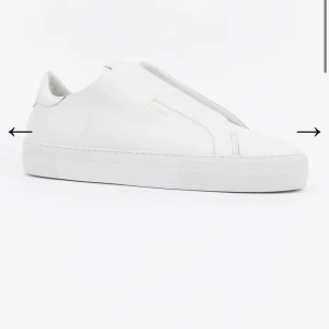 Arigato skor: INTRESSEKOLL - INTRESSEKOLL:  Vita arigato laceless 360 sneakers. Strl 39, knappt använda