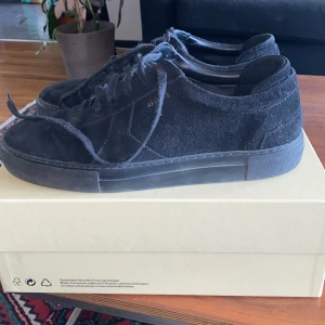 Arigato - Säljer ett par svarta arigatos. skick 7/10 Storlek 45 kan diskutera om pris. 