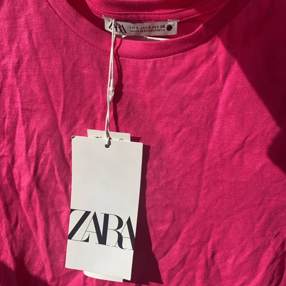 Två oanvända t-shirts i storlek S från zara, prislapp kvar! 💕💕100 kr för båda, köparen står för frakt. T-shirts.