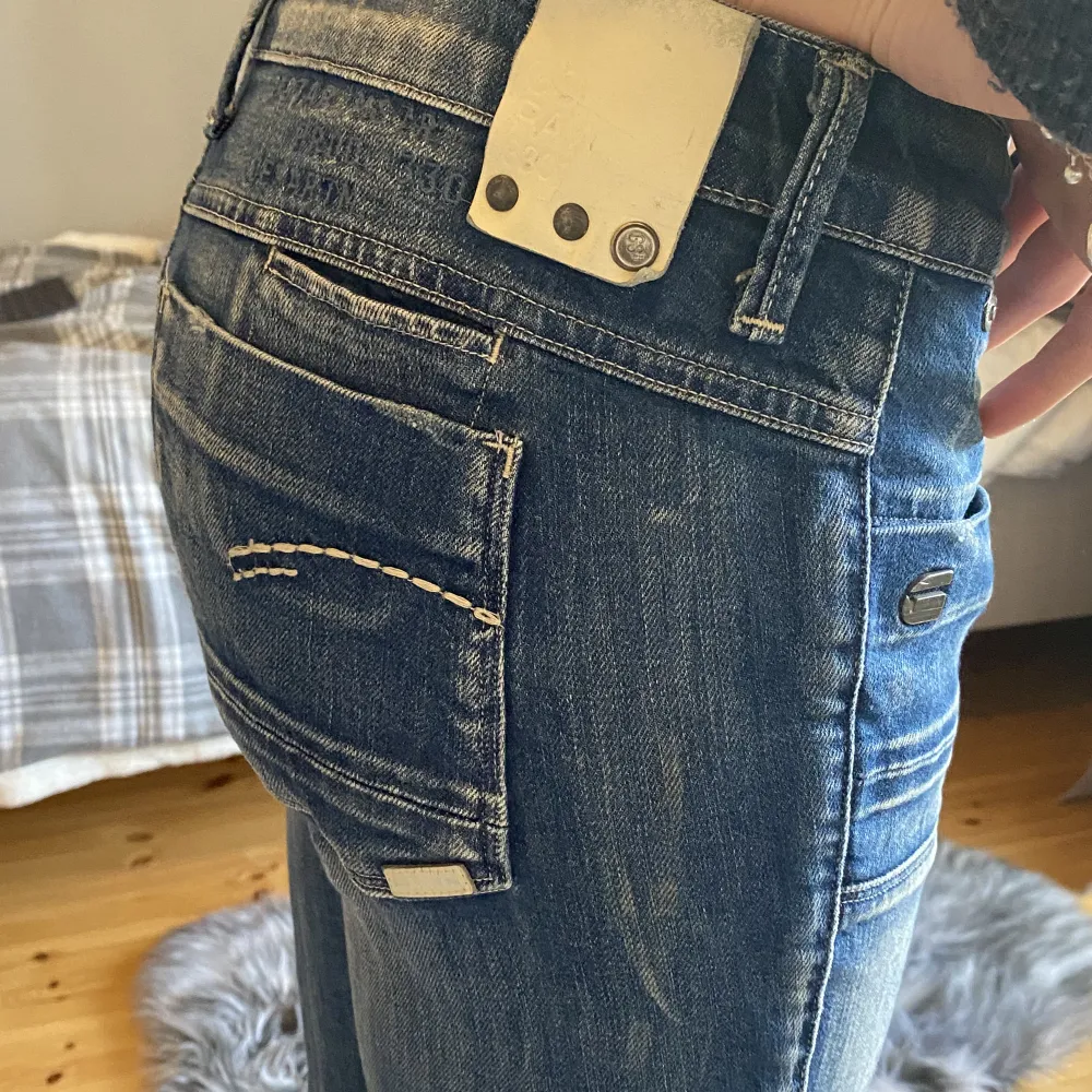 Skit snygga vintage jeans med slim fit då som är större i midjan och sitter baggy på mig. Har vanligt vis storlek 25-26 ❤️ skriv vid intresse😘. Jeans & Byxor.