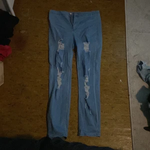 Jeans - Använda kanske en gång eller så, märkte lite sent att de inte har några skärp saker (hoppas ni fattar vad jag menar haha)