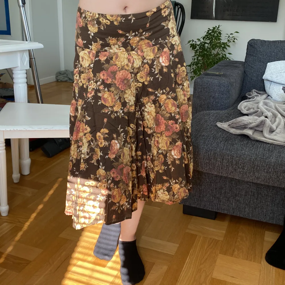 En fin somrig blommig kjol från Zara. Inte så använd. I storlek S. Kontakta för mer information och eller bilder. ☺️. Kjolar.